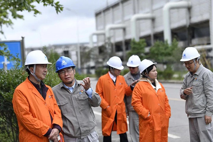 迪庆州应急治理局到前锋化工发展第二轮危险化学品重大危险源交叉查抄
