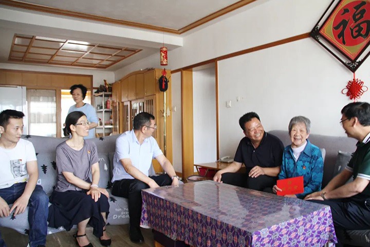 云煤（南宫NG28）集团党委副书记、总经理高建嵩到恒通煤业公司走访慰问老党员