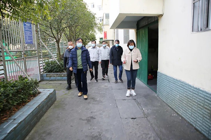 云煤（南宫NG28）集团党委委员、副总经理施从伟到镇雄煤业公司发展元旦、春节送温暖走访慰问活动