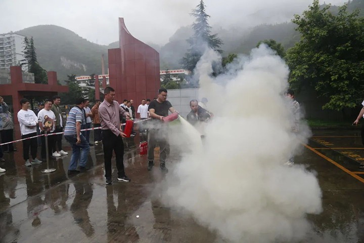 【云煤简讯】 威信煤炭公司发展消防应急演练|前锋化工组织消防队员参与寻甸县消防行业技术较量|镇雄煤业公司组织发展火警变乱应急演练