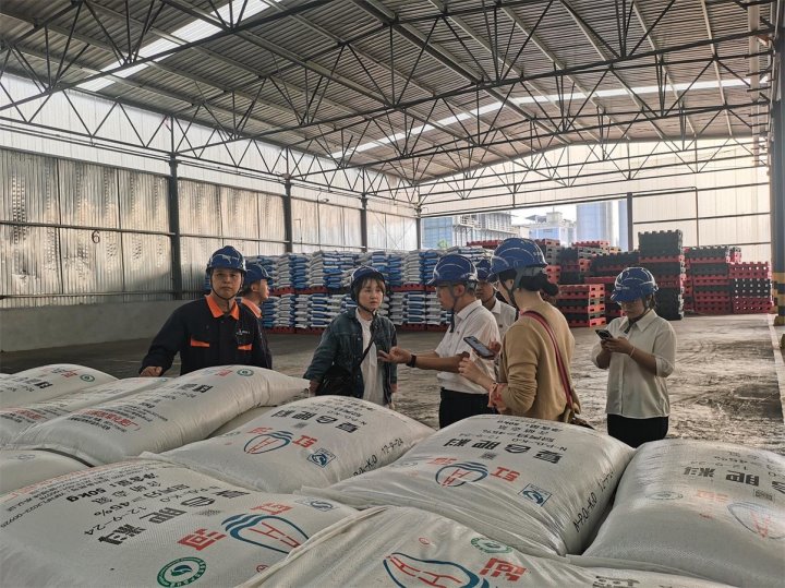 中国烟草总公司重庆市公司烟叶分公司一行光临云南解化调查互换