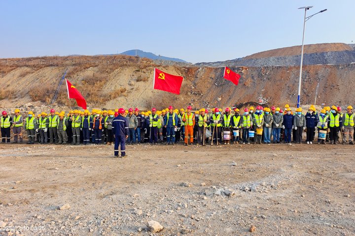 前锋露天煤矿党总支结合公司各党支部发展“党建引领促发展，同心共筑绿色矿山”主题党日活动