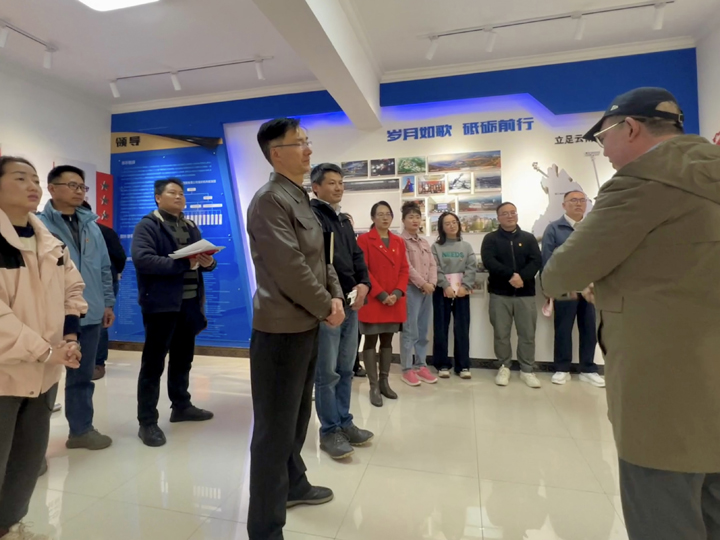 参观院史展览馆.jpg 参观院史展览馆.jpg