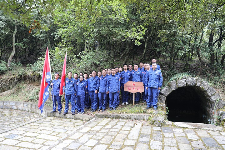 “红军井”前发展微党课.JPG